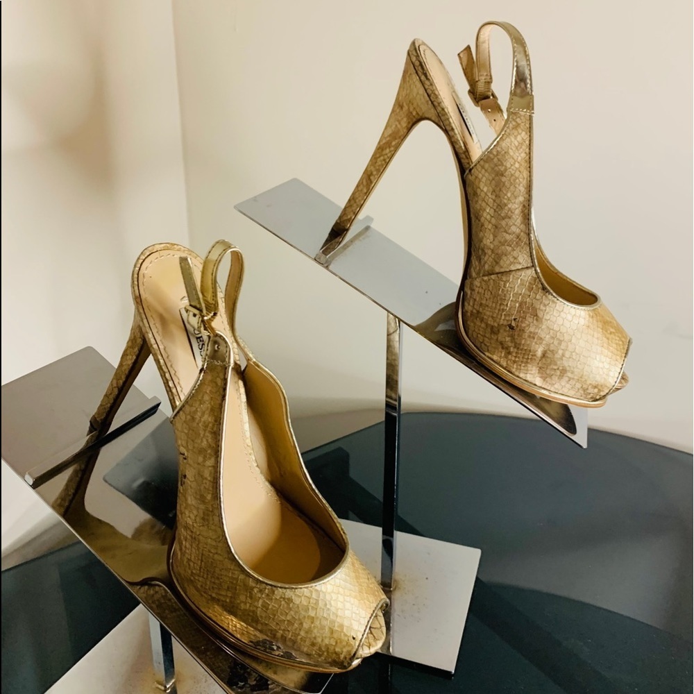 S53- 💰💰SALE 💰💰Guess Goldish sandals size 9